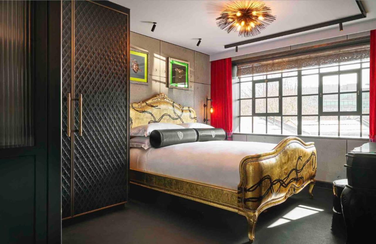 Chateau Denmark London Exterior photo A bedroom at The Ivy Hotel
